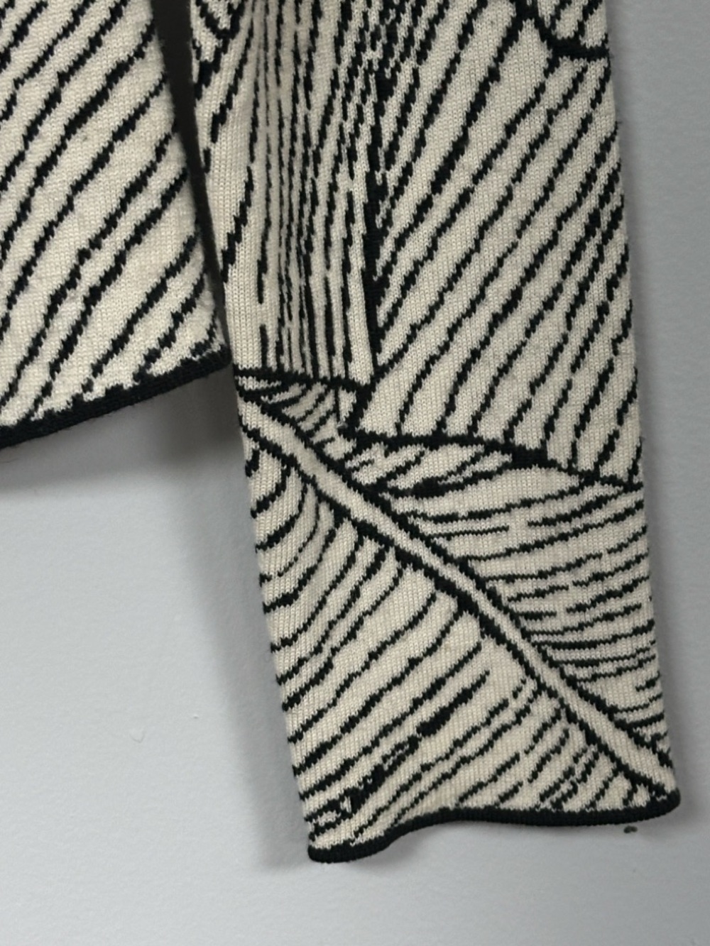 Icelandic Design 100% Merino Wool Sweater Geometric Black & White Full Zip, M - Picture 5 of 9